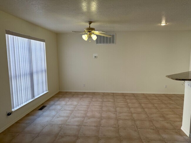 Building Photo - Desirable 3 Bed 2 Bath 2 Car Garage