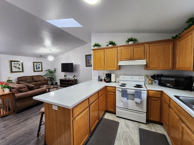 Building Photo - Fully Furnished House in Eureka