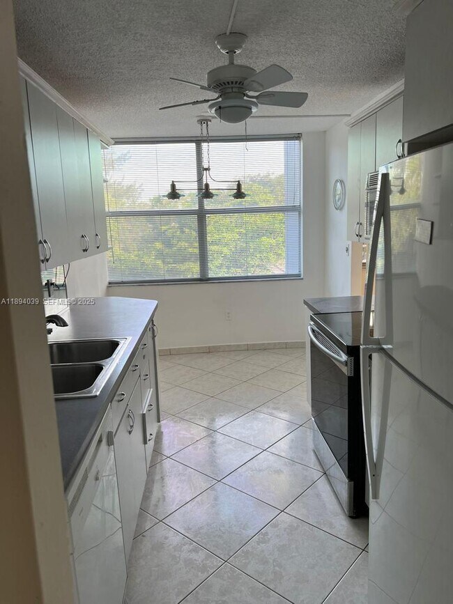 Building Photo - 1200 NE Miami Gardens Dr