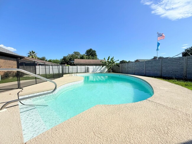 Building Photo - Beautiful 4 Bedroom Pool Home - Scenic Hei...