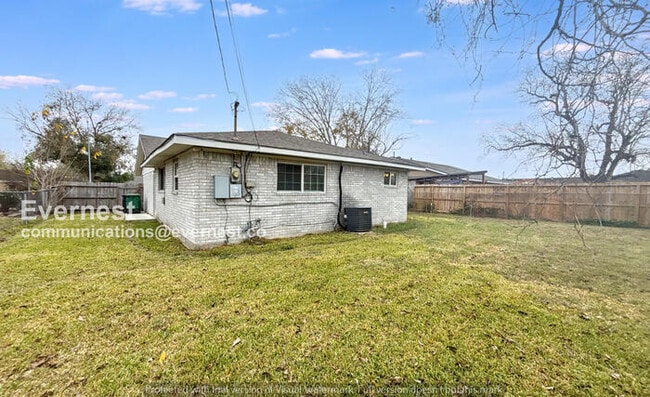 Building Photo - 3 Bed, 1.5 Bath Home with Garage & Fenced Yard / Pet-Friendly / Coming Soon!