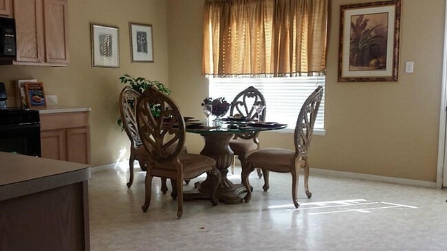 Building Photo - 2015 Foxhill Dr