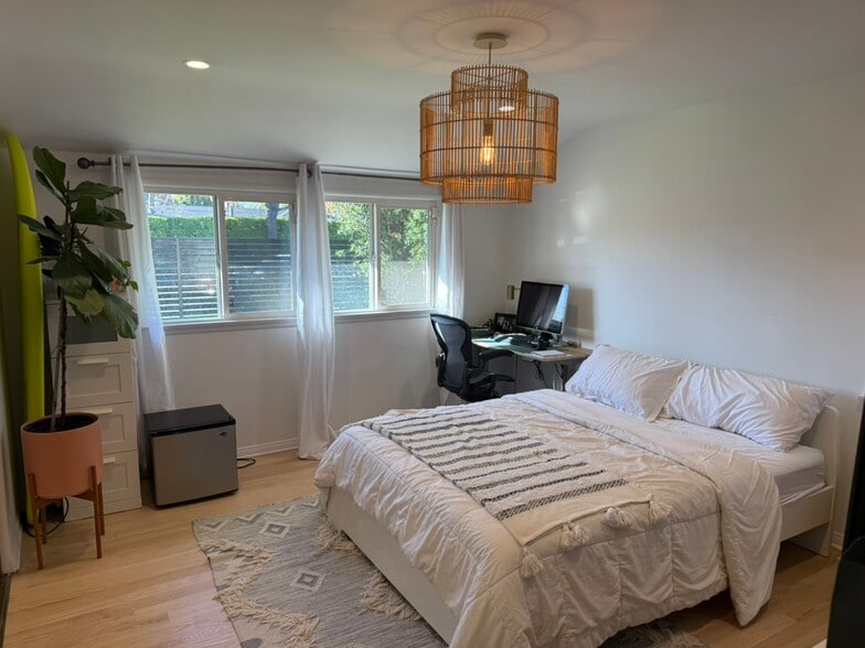 bedroom #2 - 5208 Woodman Ave