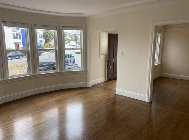 Building Photo - Top Floor Remodeled 2BD/1BA Flat Available Now!