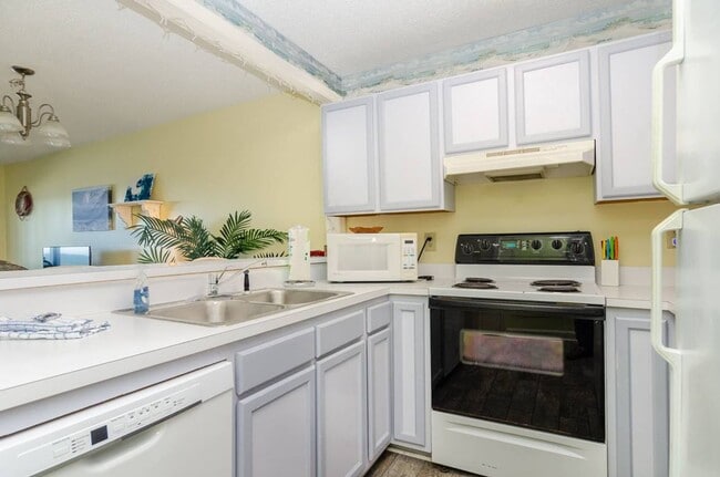 Building Photo - 1437 Fort Fisher Blvd S