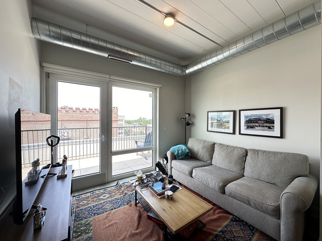 Building Photo - 941 W Belmont Ave