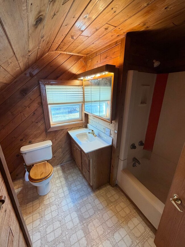 Building Photo - Available Now 3 Bedroom 1 Bath Home on Park Point