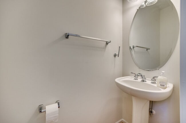 Building Photo - Beautiful 3 bedroom 2.5 bath home in Williams Glenn Community in Charlotte with Primary on the main.