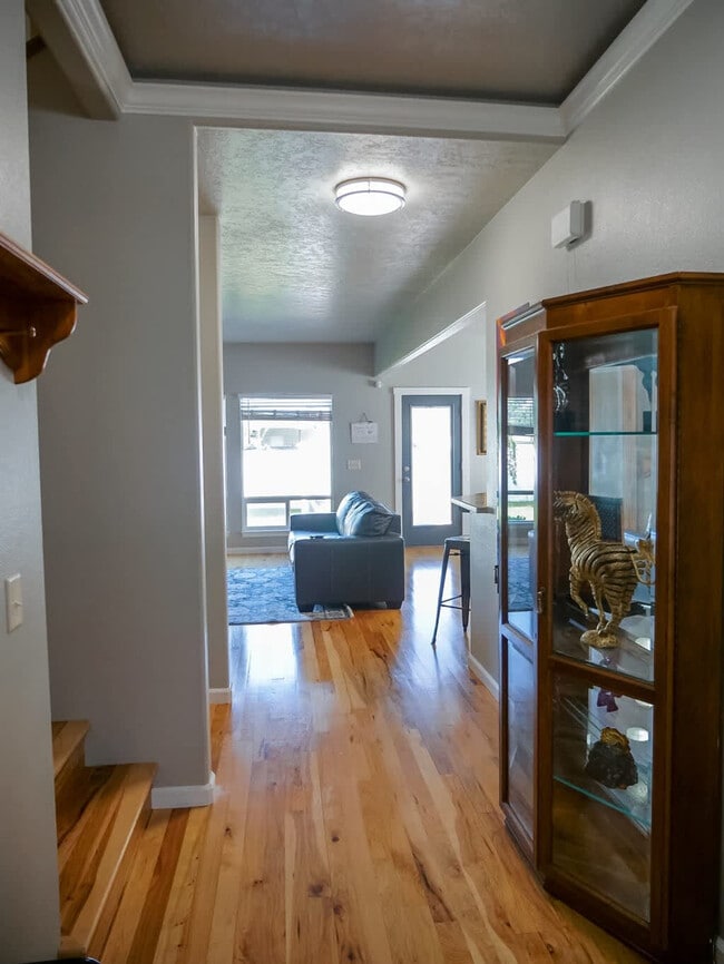 Building Photo - 151 Cub St W