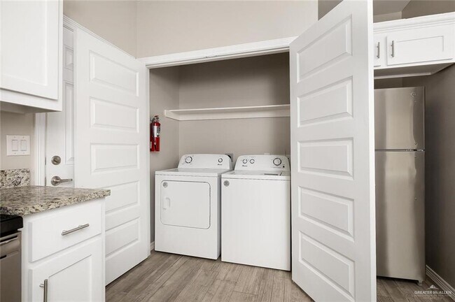 Building Photo - 304 Retama Ln