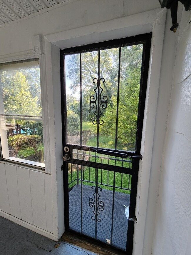 Building Photo - 2701 Woodsdale Ave