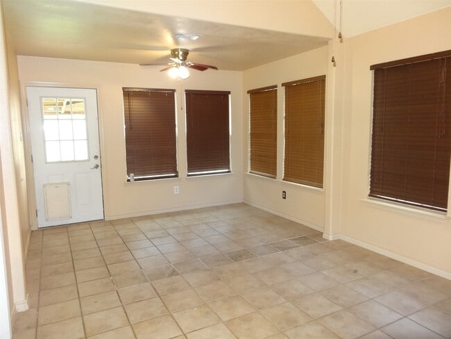 Building Photo - 34602 Lake Side Dr