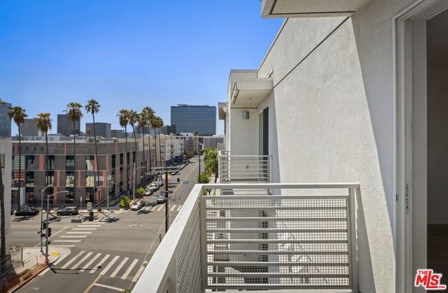 Building Photo - 436 S Virgil Ave
