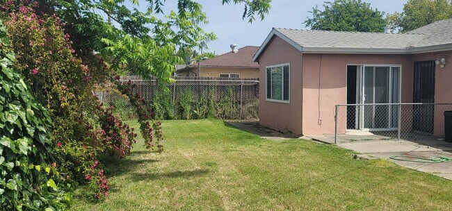 Building Photo - 7631 Sweetbrier Way