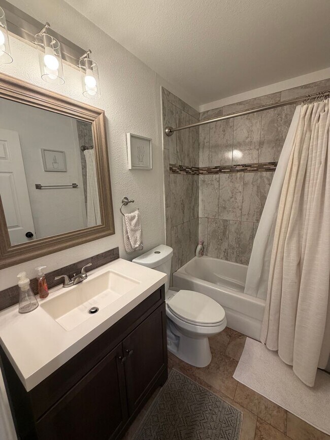 Building Photo - Remodeled 3 bedroom 2 1/2 bath townhome!