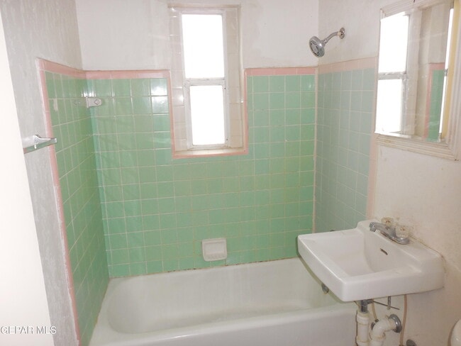 Building Photo - 701 W Yandell Dr