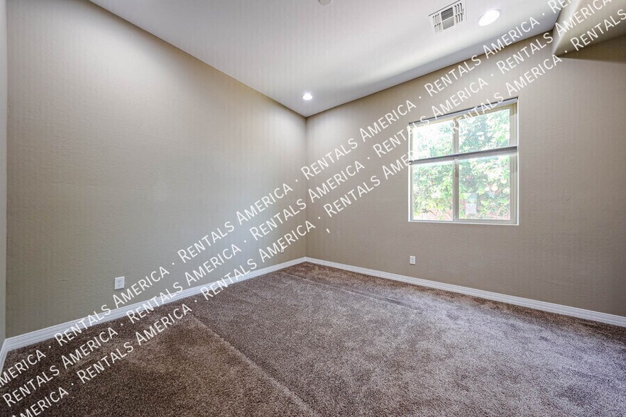 Building Photo - 3325 E Coconino Dr