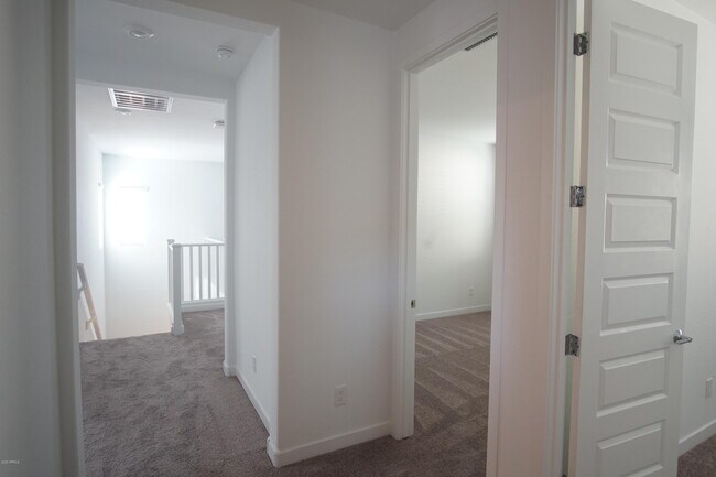 Building Photo - 1079 E Sabino Dr