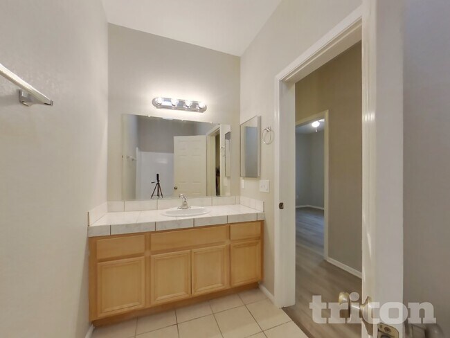 Building Photo - 733 Pino Ave