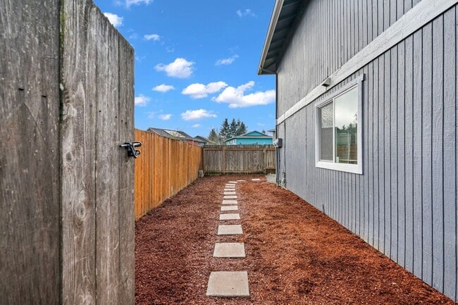 Building Photo - Fantastic 3-Bedroom, 1.5-Bath Duplex With landscaping Included!