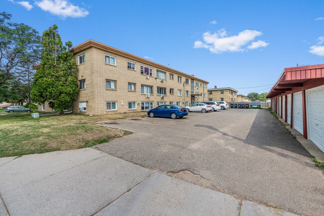 Building Photo - English Manor