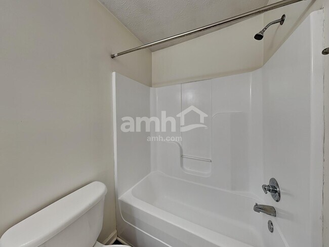 Building Photo - 2935 Greentree Dr