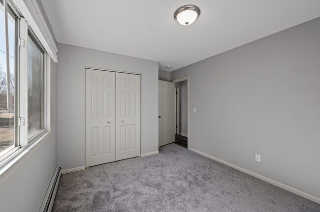 Building Photo - Rosco Apts-2720