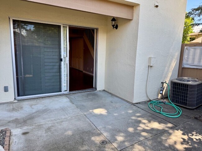 Building Photo - Gorgeous Walnut Creek Townhome 2 bedroom, 2.5 bath with 1 car garage in Sunset Park