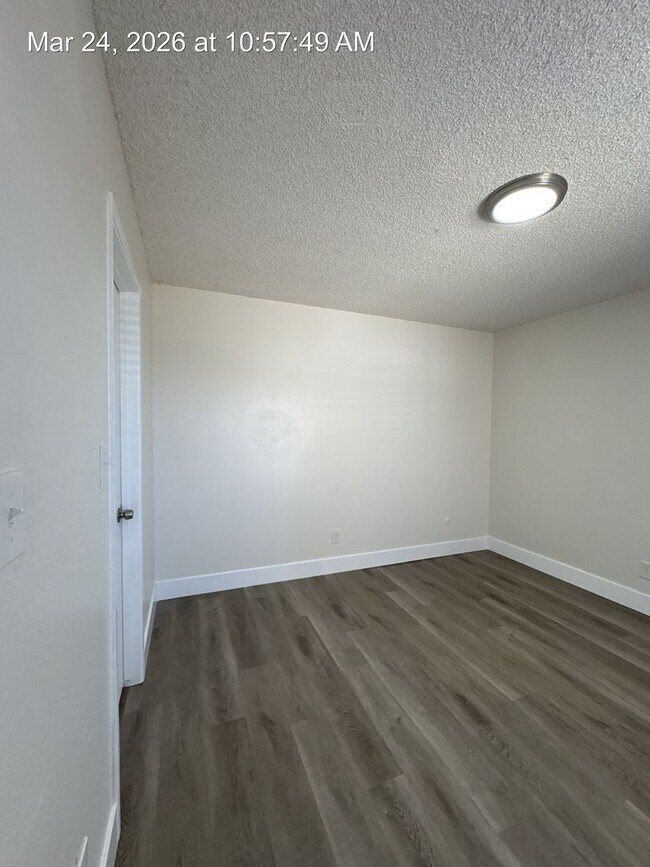 Building Photo - Downstairs apartment for Rent in Visalia Available now!