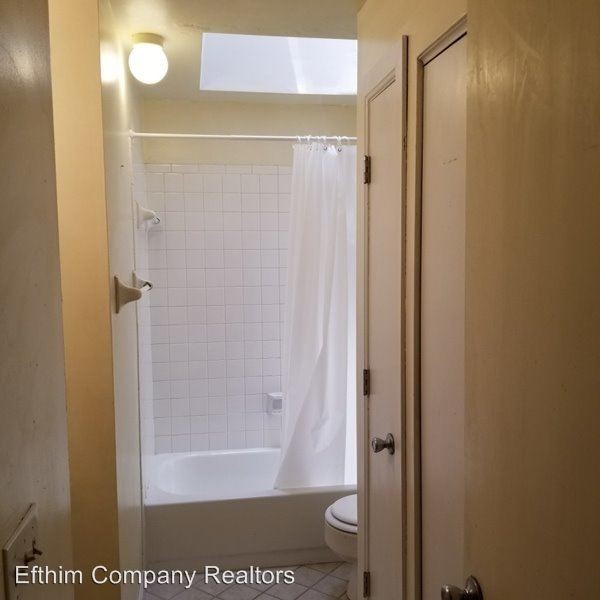 Building Photo - 2 br, 1 bath House - 2325 1/2 B Hickory St.