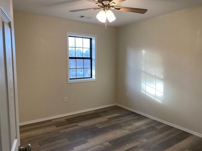 Building Photo - 48 Hour Notice: Come take a look at this newly remodeled 3-bedroom, 2-bathroom home