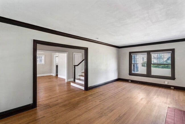 Building Photo - Charming 3-Bed Home Near UMKC with Hardwoo...