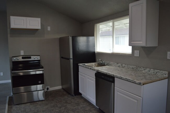 Building Photo - Centrally Located One Bedroom Duplex