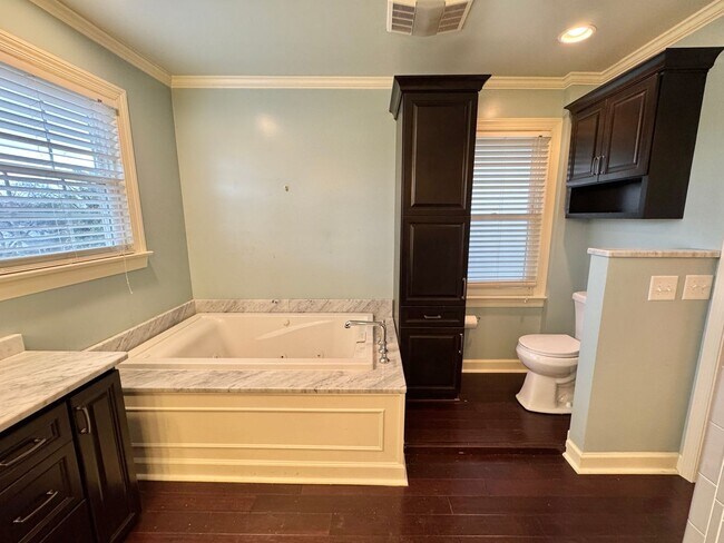 Building Photo - 5 Bedroom Home Between 12 South and Oak Hill