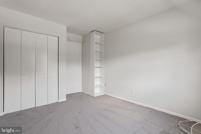 Building Photo - 8032 Lakecrest Dr