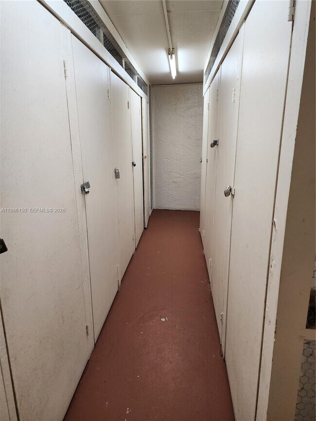 Building Photo - 681 S Hollybrook Dr