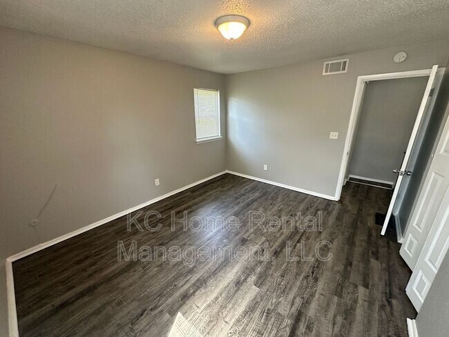 Building Photo - 212 N Oak Dr
