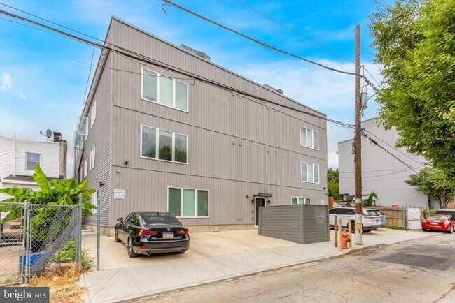 Building Photo - 2421 N Mascher St