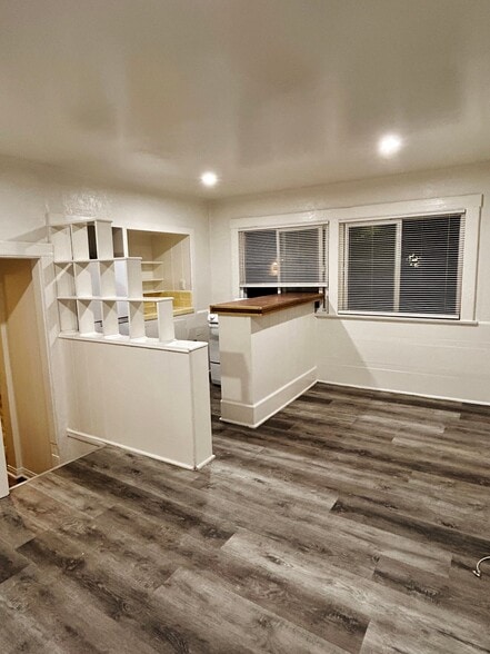 Building Photo - 2032 Vista Del Mar Ave