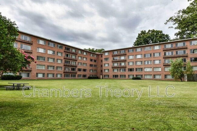 Building Photo - 10570 Main St