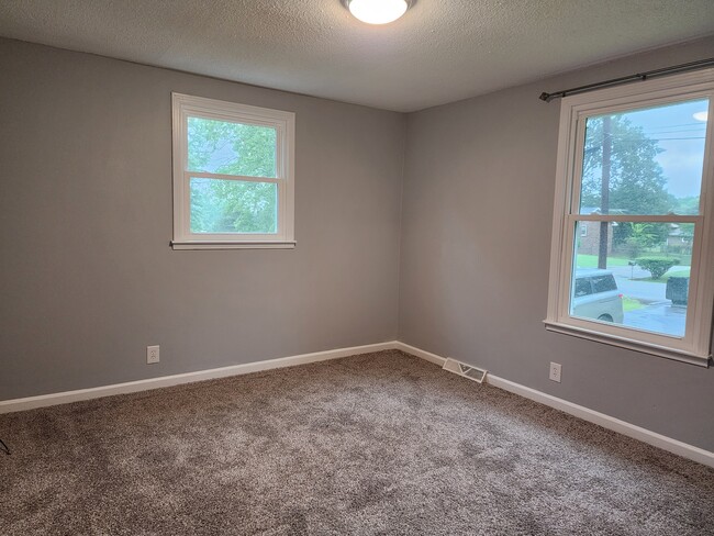 Building Photo - 415 Christopher Dr