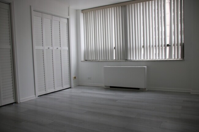 Building Photo - 5701 N Sheridan Rd