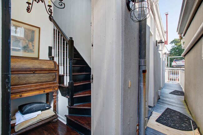 Building Photo - 342 King St