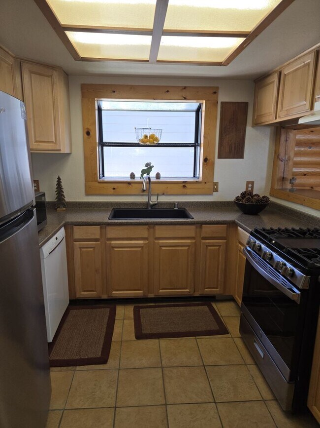 Building Photo - Large mountain home with access to Tahoe K...
