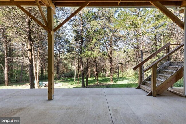 Building Photo - 321 Whispering Echos Dr