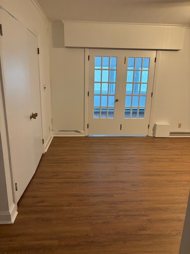 Building Photo - Fantastic Location & Price