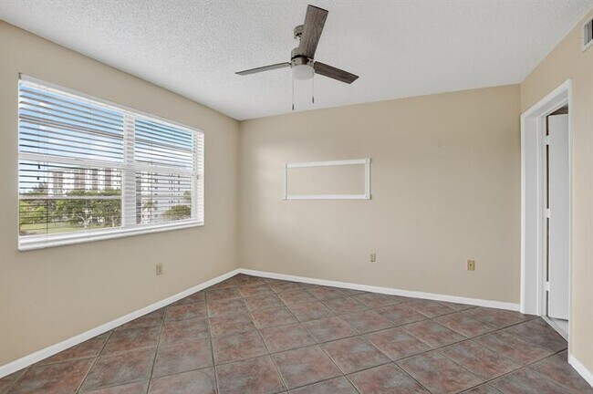 Building Photo - 2236 N Cypress Bend Dr