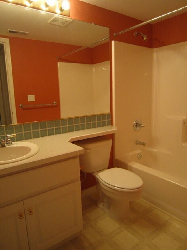 Building Photo - Large Bethany Home on a Corner Lot! 6 Bed 3 Bath