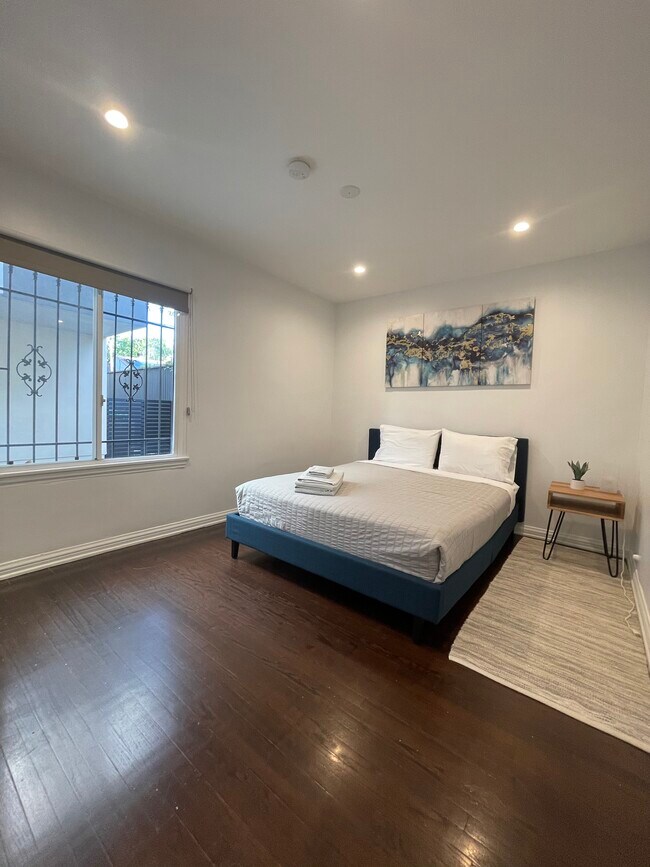 Building Photo - 432 N Gardner St