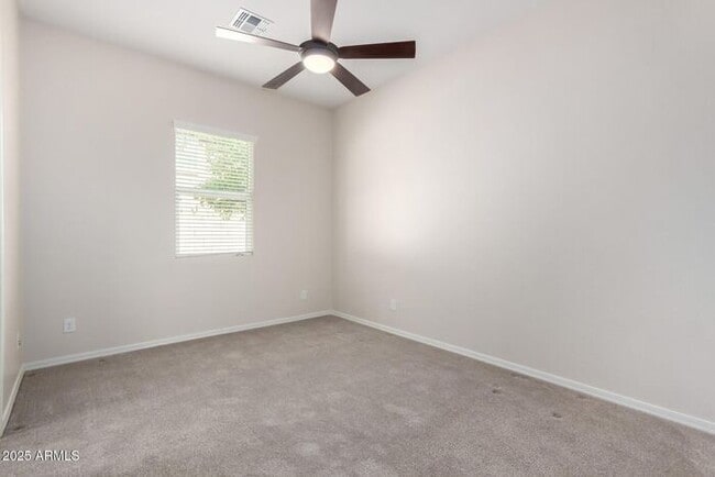 Building Photo - Stunning 4 bedroom, 3 bathroom home in the...